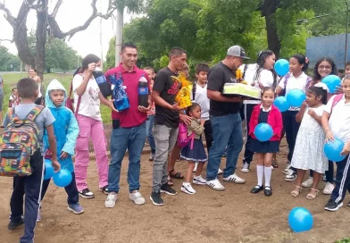 niós, Chinandega, escuela rural, conductor de transporte, lleva gratis, lleva a clases, agradecen , gesto, no les cobra, sin costo, Día del Padre,