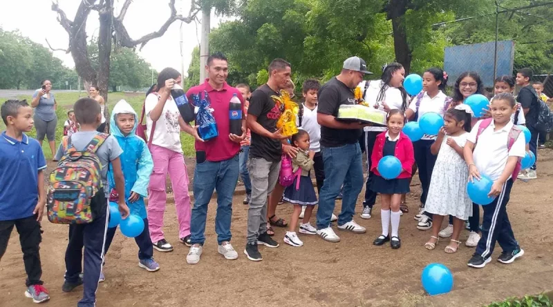 niós, Chinandega, escuela rural, conductor de transporte, lleva gratis, lleva a clases, agradecen , gesto, no les cobra, sin costo, Día del Padre,