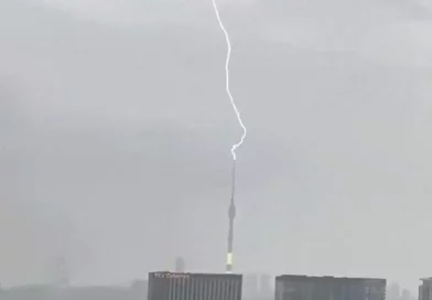moscú, rusia, video, lluvias, rayo, torre de television,