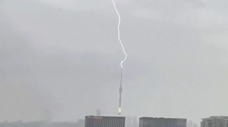 moscú, rusia, video, lluvias, rayo, torre de television,