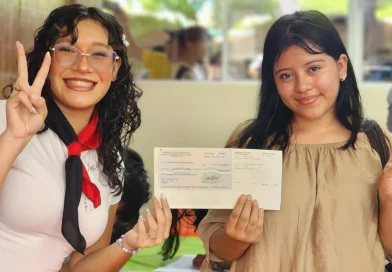 gobierno sandinista, Casimiro sotelo, becas, entrega de becas, educación,