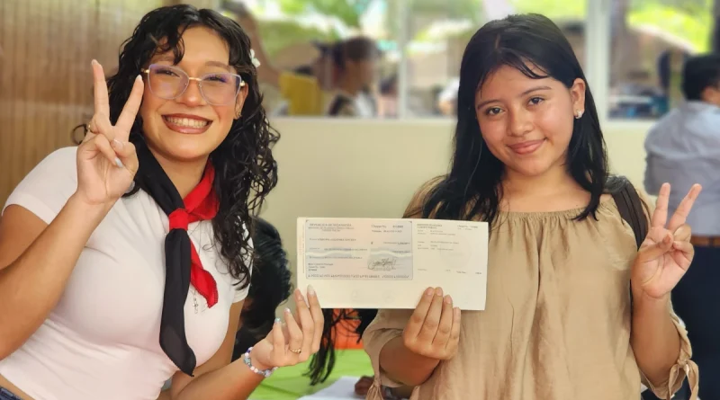 gobierno sandinista, Casimiro sotelo, becas, entrega de becas, educación,