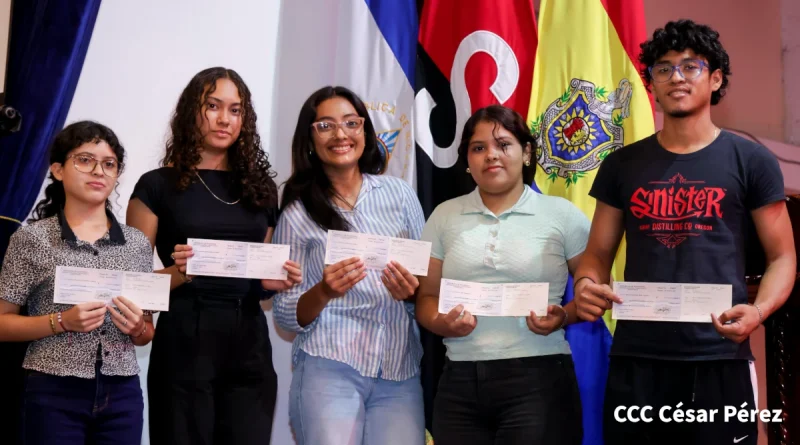 Nicaragua, gobierno de Nicaragua, estudiantes, entrega de becas,
