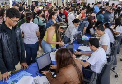 nicaragua, revista en vivo, entrega de becas,
