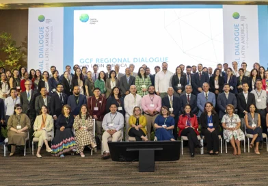 marena, dialogo, fondo verde,