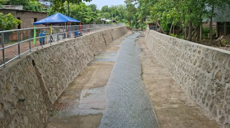 alcaldia de Juigalpa, entrega de revestimiento, barrio Hector Ugarte, Juigalpa, Nicaragua, revestiendo,