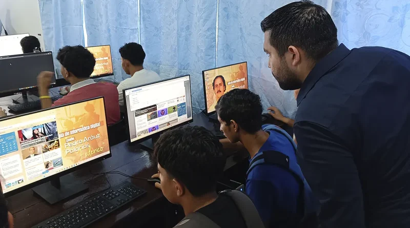 estudiantes, centro tecnológico Pedro Aráuz, Universidad Ricardo Morales, nuevo laboratorio, Managua, entrega,