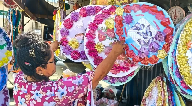 Fieles Difuntos, Ocotal, comerciantes, se preparan, flores, 2 de noviembre, mercado centro histórico de Ocotal,