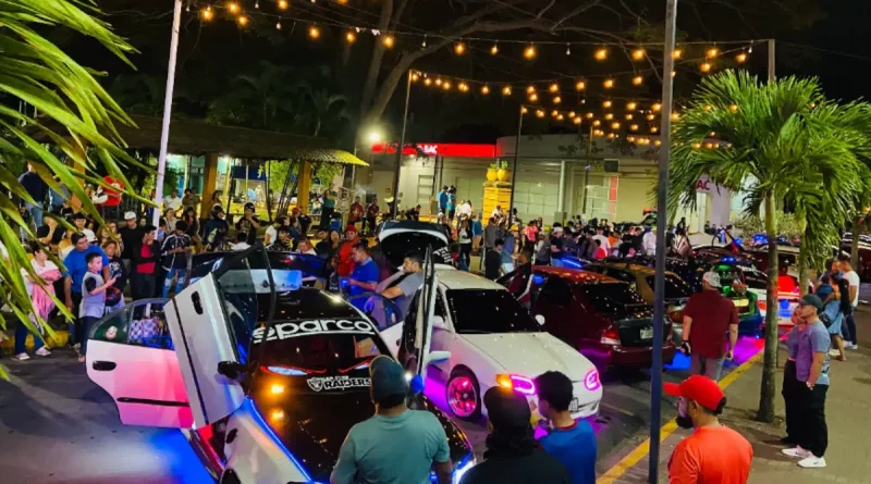 jinotepe, autos modificados, recorrido, parque central, arte automotriz, creatividad, diseño, familias, exhibicion, cultura,