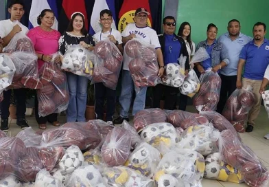 mined, managua, escuelas públicas en managua, entrega de materiales deportivas, educación física y deportes, estudiantes y docentes nicaragua