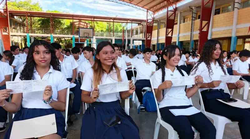 Bono Presidencial, estudiantes, Colegio Augusto C. Sandino, Ciudad Sandino, entrega, reciben,