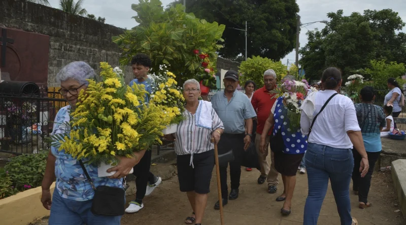 nicaragua, chinandega, dia de los fieles difuntos, familias, heroes y martires,
