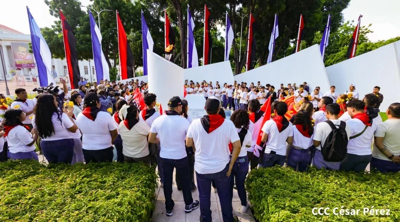 plaza de la revolución, comandante carlos fonseca amador, policia nacional, ministerio del interior, juventud sandinista, entregas florales, managua, 8 de noviembre de 2025