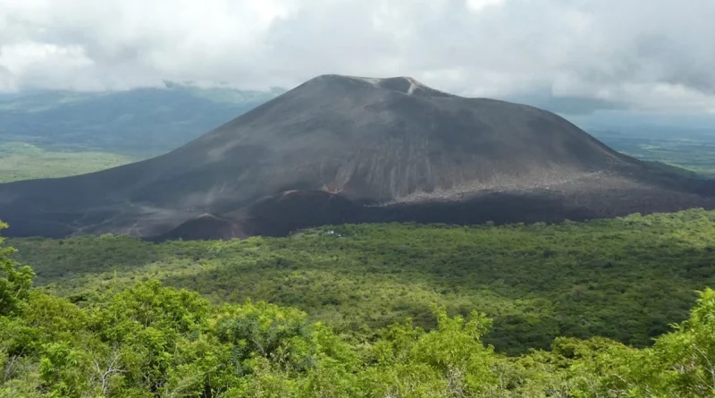 cerro negro, volcán activo, sandboarding, turismo de aventura, reserva natural, ecoturismo nicaragua, senderismo, paisajes volcánicos, cultura ambiental, conservación ambiental, marena, leon, nicaragua, volcanes nicaragua