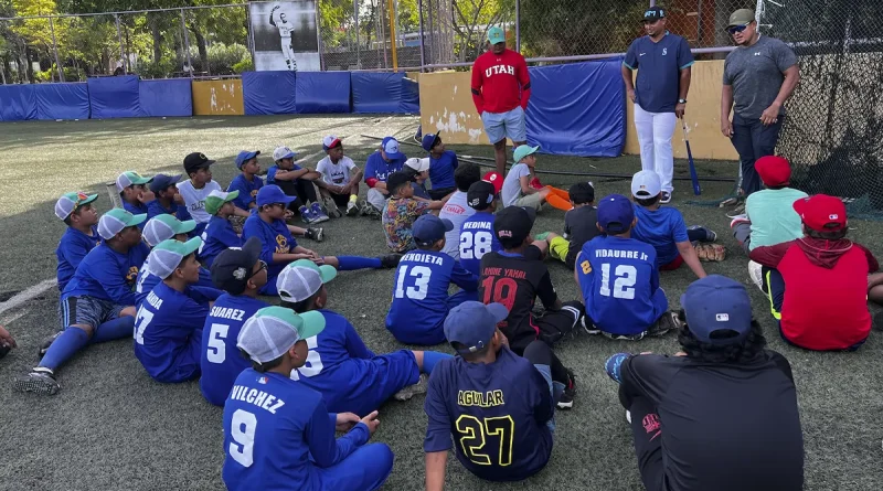 Clínica de béisbol, Ronald Garth, béisbol nicaragüense, comparte, experiencias, jóvenes promesas,