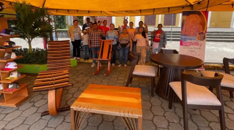 Feria navideña, MARENA, Santo Tomas, Chontales, exposición navideña, artesanías en madera,