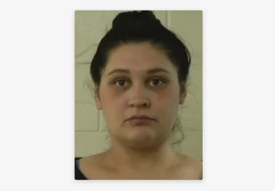 mujer, arrestan, Estados Unidos, homicidio, recauda fondos, fraude, funeral de su hijo, asesina a su hijo,