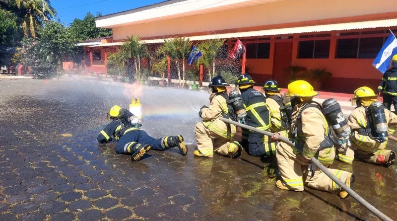 bomberos unidos de nicaragua, ejercicio de control de fugas de gas, gas licuado de petróleo, capacitación bomberil nicaragua, prevención de incendios, seguridad en manejo de cilindros de gas, emergencias domésticas, formación de bomberos, técnicas de extinción de incendios, nicaragua