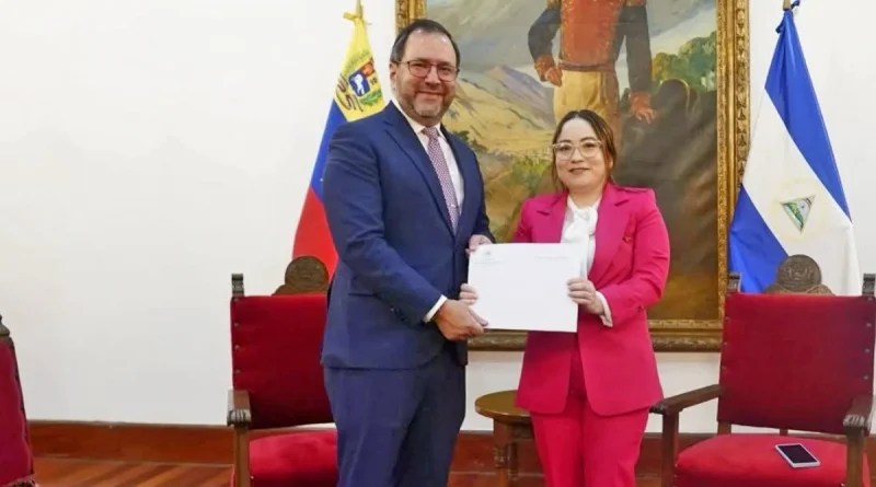 embajadora de nicaragua, venezuela, copias de estilo,