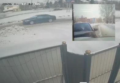 Infractor, precoz, niño, 6años, pone, volando, choca, frente, contra, coche, automóvil , marchara, tienda, accidente, trafico, tienda,