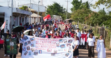general sandino, bilwi, desfile de bandas rítmicas y comparsas, juventud sandinista en bilwi, homenaje al general sandino, costa caribe norte, historia de nicaragua, antiintervencionismo, conmemoración al general sandino, mined, uraccan, inatec, bicu