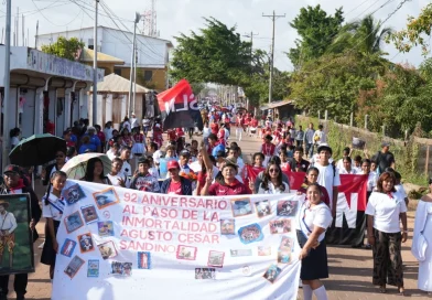 general sandino, bilwi, desfile de bandas rítmicas y comparsas, juventud sandinista en bilwi, homenaje al general sandino, costa caribe norte, historia de nicaragua, antiintervencionismo, conmemoración al general sandino, mined, uraccan, inatec, bicu