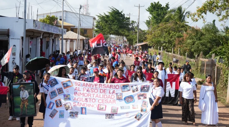 general sandino, bilwi, desfile de bandas rítmicas y comparsas, juventud sandinista en bilwi, homenaje al general sandino, costa caribe norte, historia de nicaragua, antiintervencionismo, conmemoración al general sandino, mined, uraccan, inatec, bicu