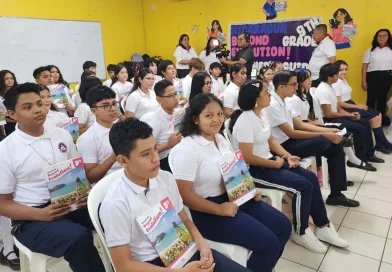 MINED, libro de ingles, estudiantes, entrega, reciben, noveno grado, Nicaragua,