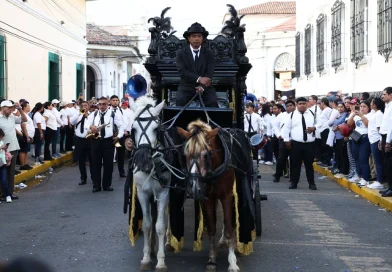 réplica, cortejo fúnebre, león, calles de león, nicaragua, rubén darío, modernismo, cultura nicaragüense, identidad nacional, patrimonio cultural, juventud protagonista de nicaragua, 6 de febrero de 2026, 110 aniversario del paso a la inmortalidad