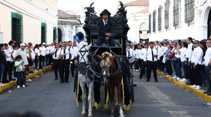 réplica, cortejo fúnebre, león, calles de león, nicaragua, rubén darío, modernismo, cultura nicaragüense, identidad nacional, patrimonio cultural, juventud protagonista de nicaragua, 6 de febrero de 2026, 110 aniversario del paso a la inmortalidad